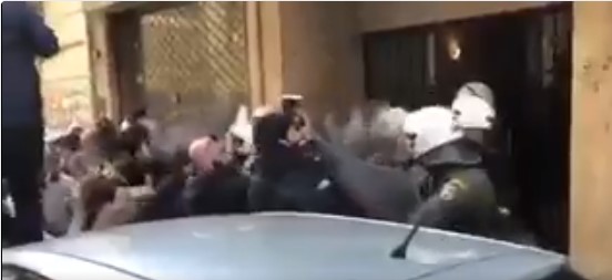 Απρόκλητη επίθεση ΜΑΤ σε μέλη του ΠΑΜΕ έξω από συμβολαιογραφείο (Video)