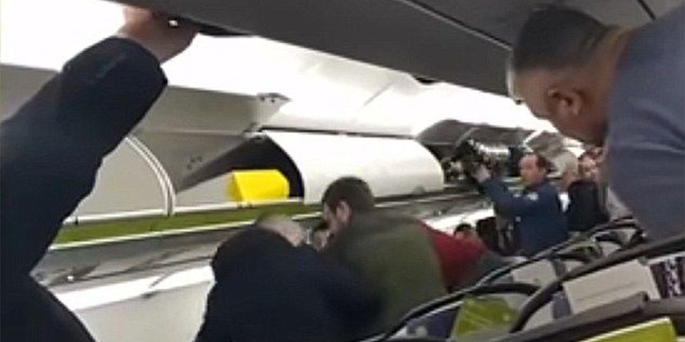 Πλήρωμα και επιβάτες έδειραν στον αέρα “επιβάτη από την κόλαση” (Video)