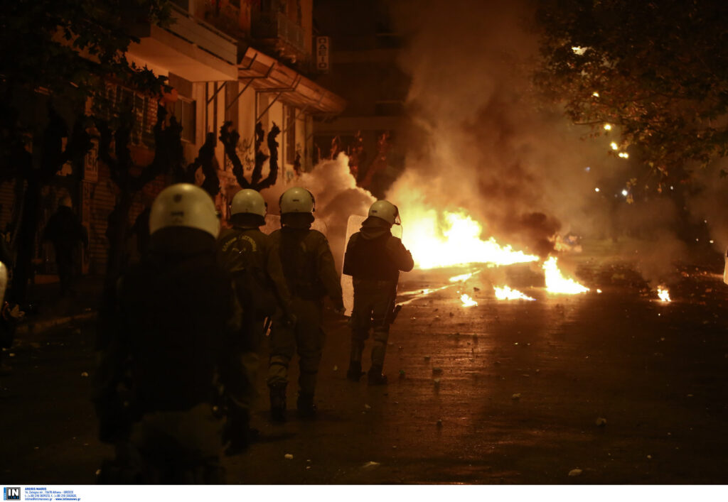 Μολότοφ εναντίον ΜΑΤ έξω από το Πολυτεχνείο