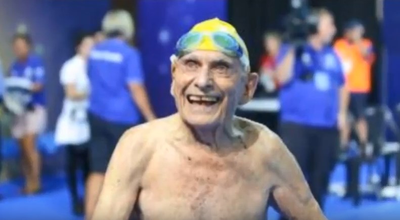 Κατέρριψε παγκόσμιο ρεκόρ κολύμβησης στα… 99 του χρόνια!