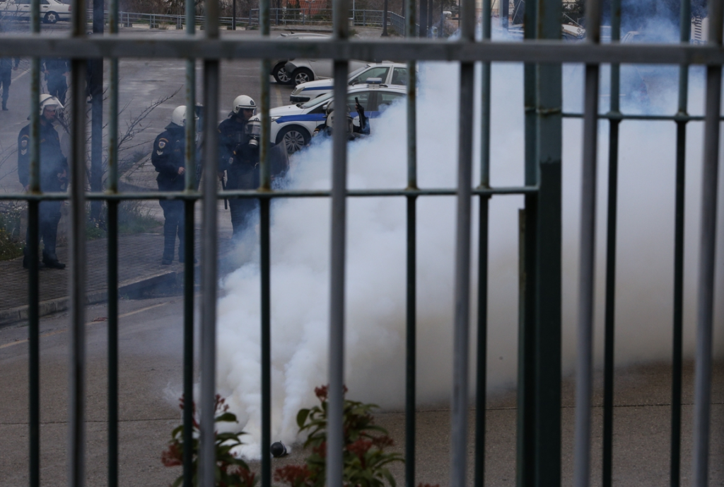 Συλλαλητήριο εκπαιδευτικών: Ένταση και χημικά έξω από το υπουργείο Παιδείας – “Ντου” στο κτίριο (Photos)