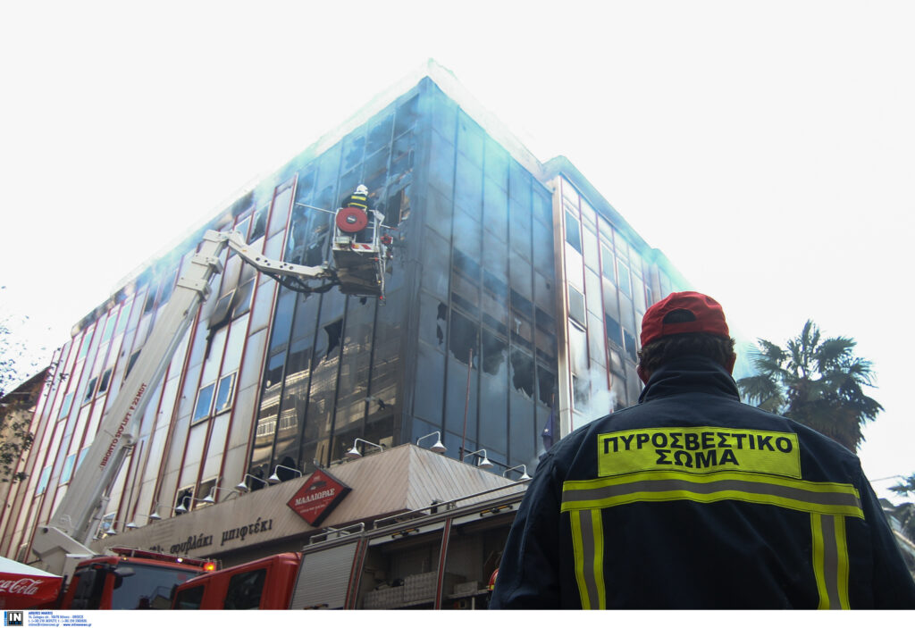 Υπό μερικό έλεγχο η μεγάλη πυρκαγιά στη ΔΟΥ της Λάρισας – Ανυπολόγιστες καταστροφές (Photos)