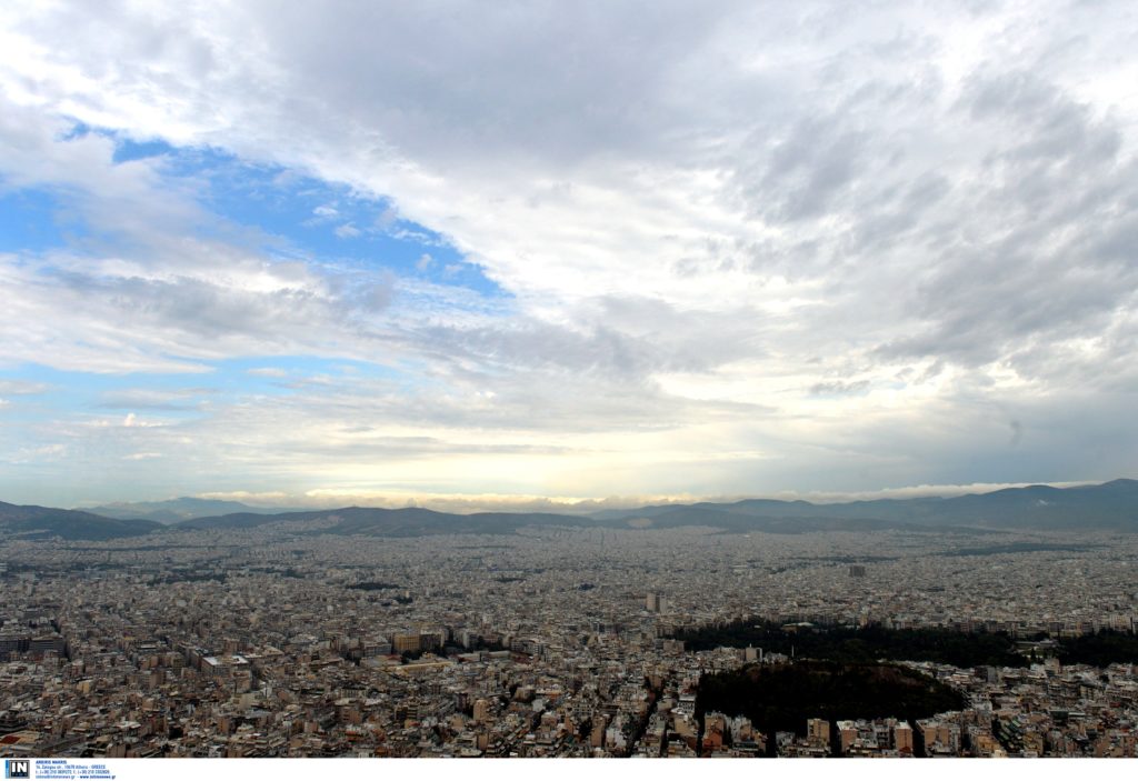 Νεφώσεις, σποραδικές καταιγίδες και σκόνη την Τετάρτη