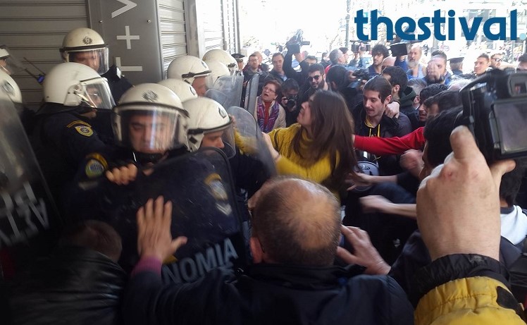 Θεσσαλονίκη: Ένταση και συμπλοκές έξω από συμβολαιογραφείο για τους πλειστηριασμούς (Video)