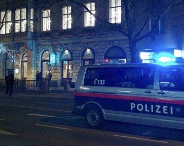 Ανθρωποκυνηγητό στη Βιέννη: Άνδρας επιτέθηκε με μαχαίρι σε περαστικούς – Τουλάχιστον 3 τραυματίες (Photos)