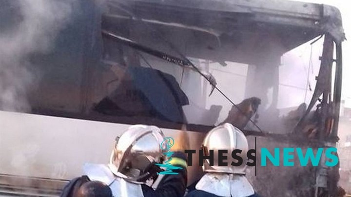 Θεσσαλονίκη: Φλόγες τύλιξαν τουριστικό λεωφορείο σε βενζινάδικο (Video)