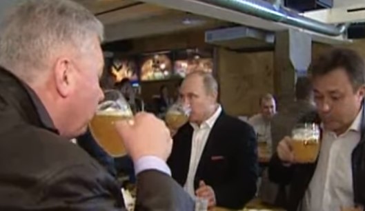 Όταν η Μέρκελ στέλνει …μπυράκια στον Πούτιν