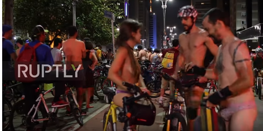 Εκατοντάδες γυμνοί ποδηλάτες στην Βραζιλία (Video)