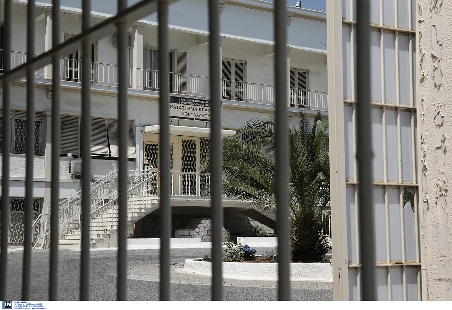 Τρεις κρατούμενοι… μαστίγωσαν σωφρονιστικό υπάλληλο στις φυλακές Κορυδαλλού!
