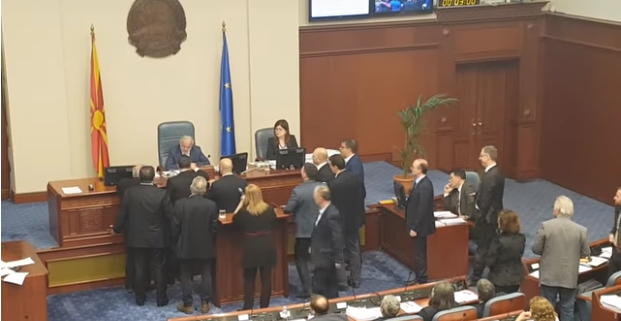Σύρραξη στην βουλή των Σκοπίων-Παραλίγο να πιαστούν στα χέρια (Video)