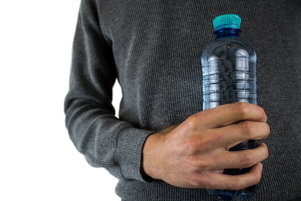 «Καμπανάκι» από τους επιστήμονες – Μικροσκοπικά κομμάτια πλαστικού περιέχουν 9 στα 10 μπουκάλια νερό
