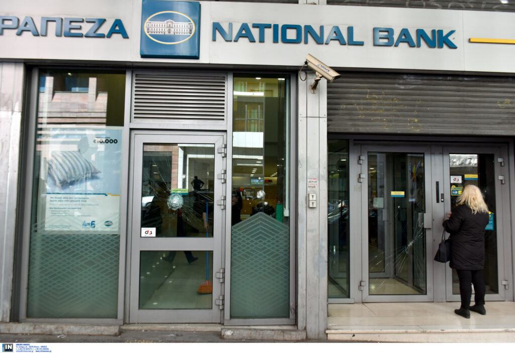 «Ντου» αγνώστων σε δύο τράπεζες στην πλ. Κάνιγγος (Photos)