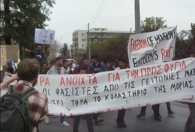 Στο δρόμο οι πρόσφυγες της Λέσβου (Video)