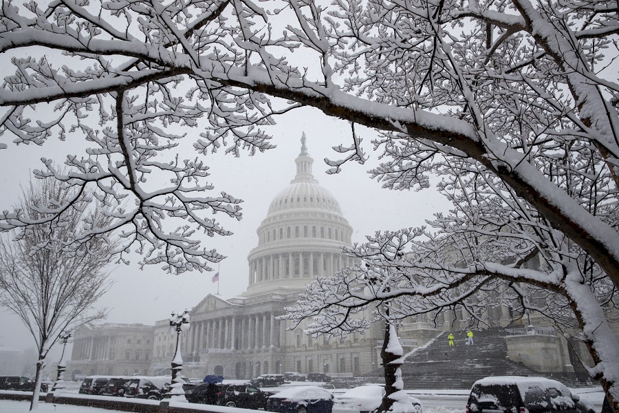 «Βυθισμένες» κάτω από το χιόνι οι βορειοανατολικές ΗΠΑ – Ακυρώθηκαν πτήσεις, έκλεισαν σχολεία