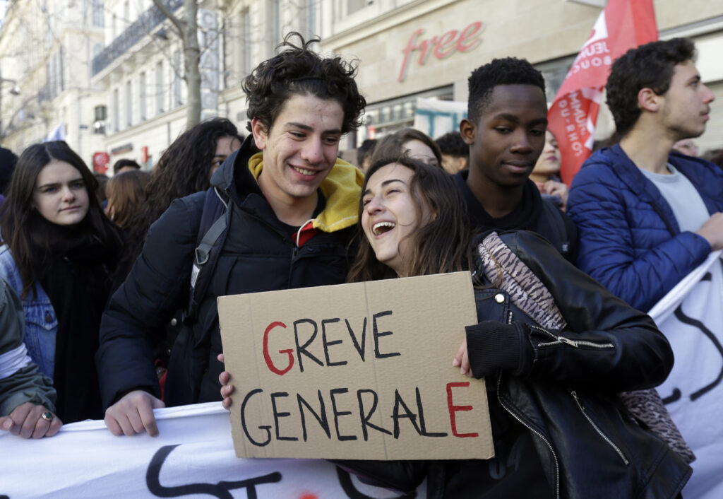 «Μαύρη Πέμπτη» στη Γαλλία-Δεκάδες διαδηλώσεις κατά του Μακρόν