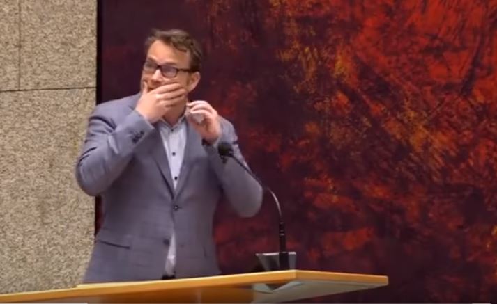 Τρόμος στην ολλανδική Βουλή: Άντρας κρεμάστηκε από τα θεωρεία για να αυτοκτονήσει (Video)