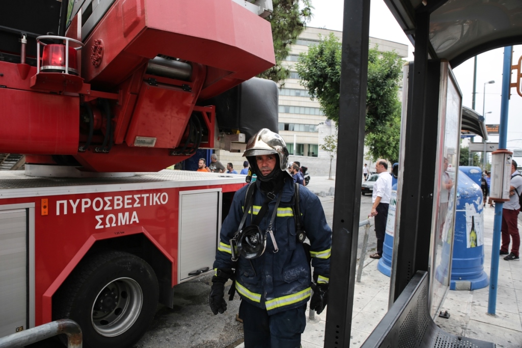 Θεσσαλονίκη: Ξέσπασε πυρκαγιά σε εργοστάσιο επίπλων