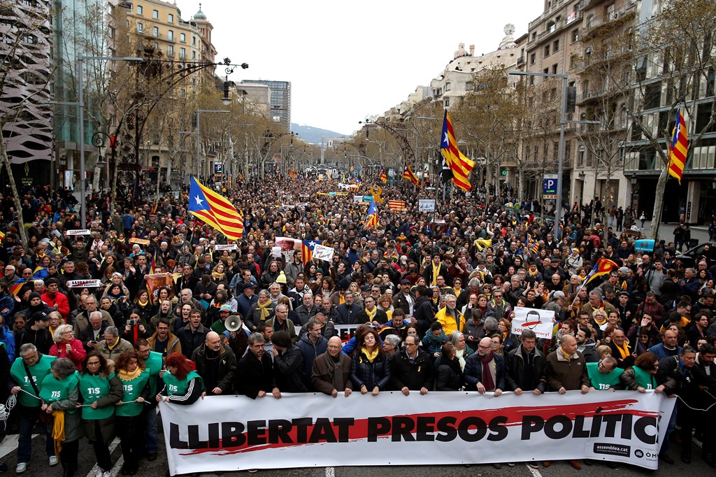 Γερμανία: Αύριο οδηγείται στο δικαστή ο Κάρλες Πουτζντεμόν – Μεγάλη διαδήλωση διαμαρτυρίας στη Βαρκελώνη