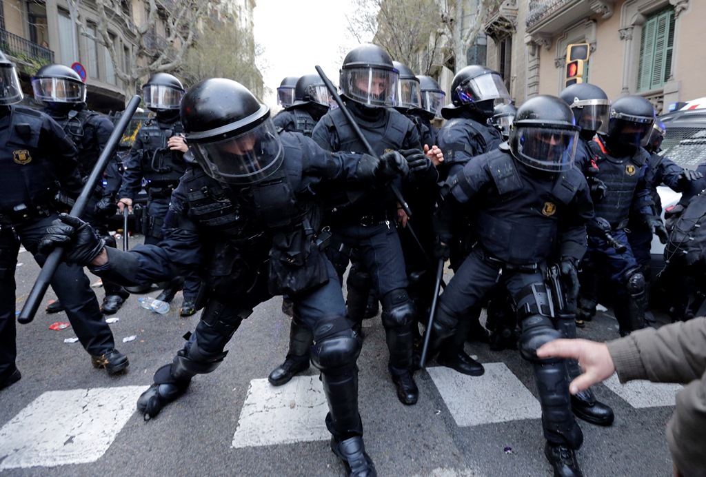 Συγκρούσεις μεταξύ διαδηλωτών και αστυνομικών στη Βαρκελώνη