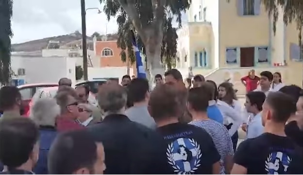 Αδιανόητα πράγματα στη Σαντορίνη: Οξυγονοκόλλησαν πόρτα σχολείου για να εμποδίσουν σημαιοφόρο από την Αλβανία