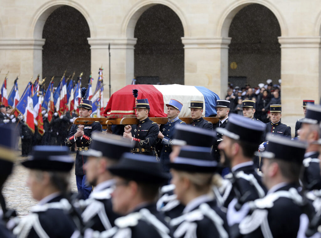 Η Γαλλία τιμά τον χωροφύλακα που έδωσε τη ζωή του στην πρόσφατη τρομοκρατική επίθεση