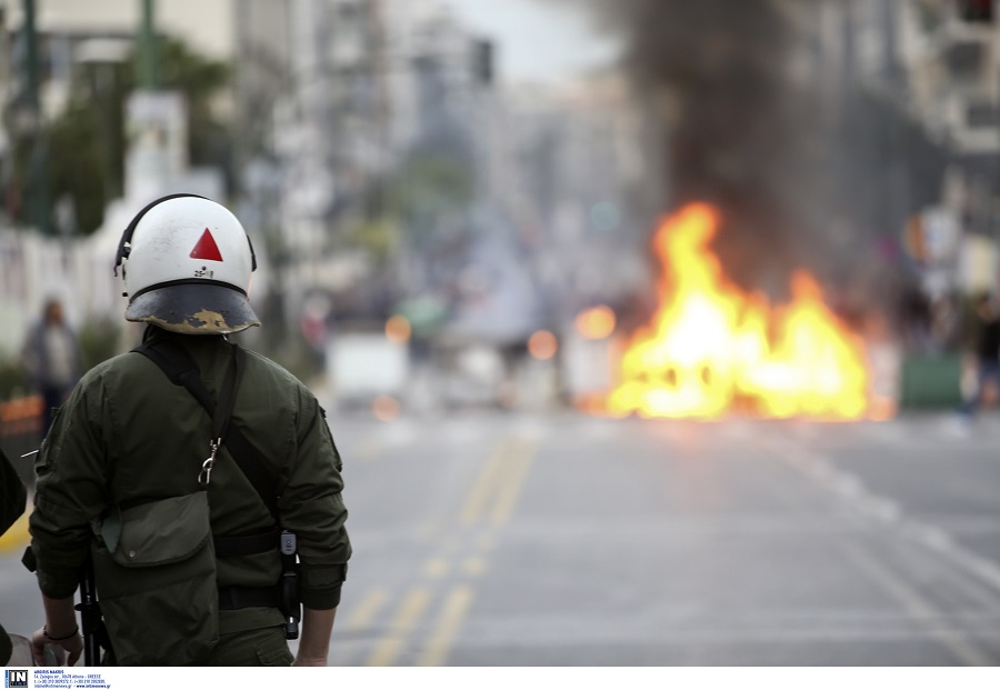 Επεισόδια με δακρυγόνα μεταξύ οπαδών του Ολυμπιακού και ΜΑΤ στο κέντρο του Πειραιά (Photos)