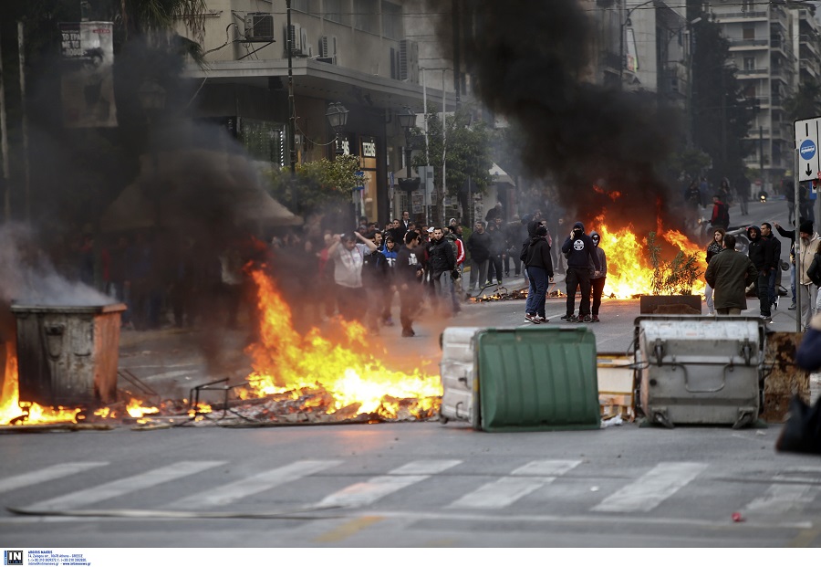 Οργή ΣΥΡΙΖΑ: Έπεσε στο κενό η προσπάθεια τραμπούκων να ματαιώσουν την ομιλία Τσακαλώτου