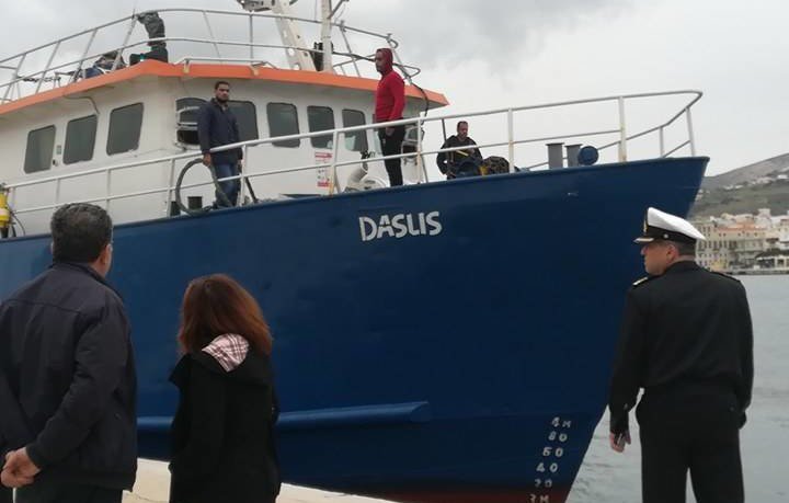 Στον εισαγγελέα Σύρου το πλήρωμα του φορτηγού πλοίου Daslis (Video)