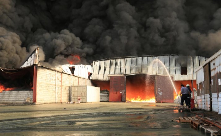 Υεμένη: Πυρκαγιά σε λιμάνι κατέστρεψε μεγάλες ποσότητες τροφίμων και καυσίμων (Video)