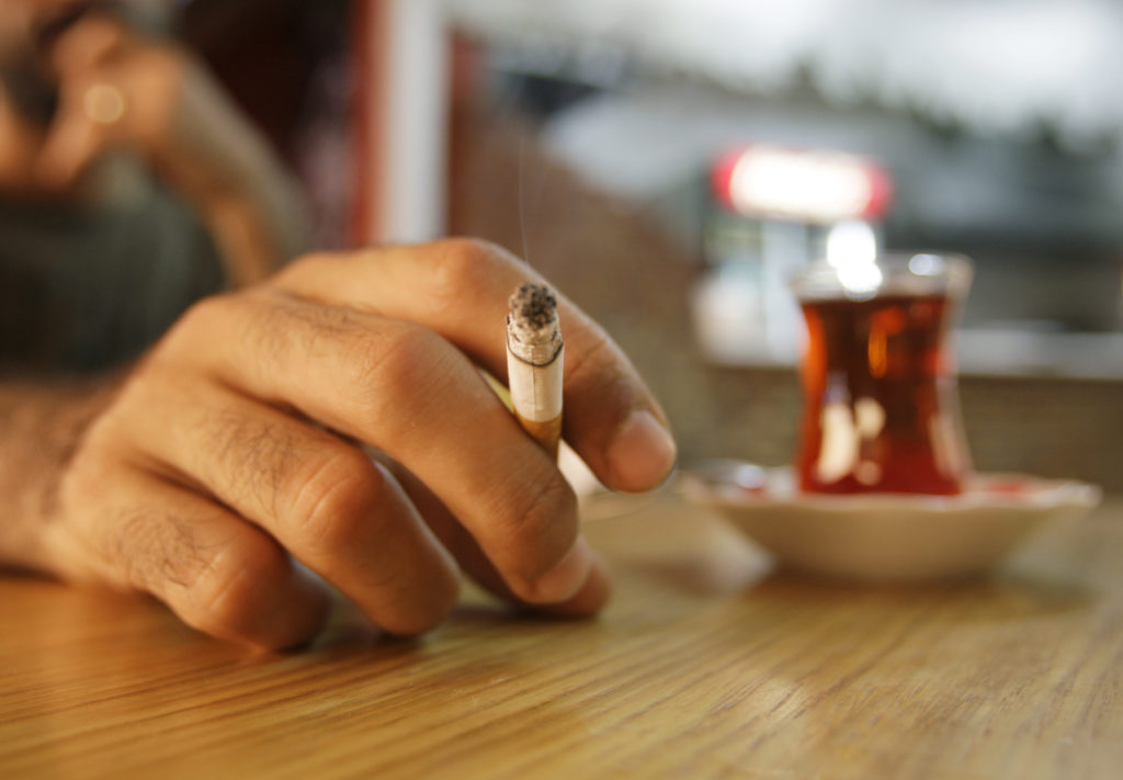 Οι καπνιστές καταναλώνουν περισσότερες θερμίδες, σύμφωνα με έρευνα