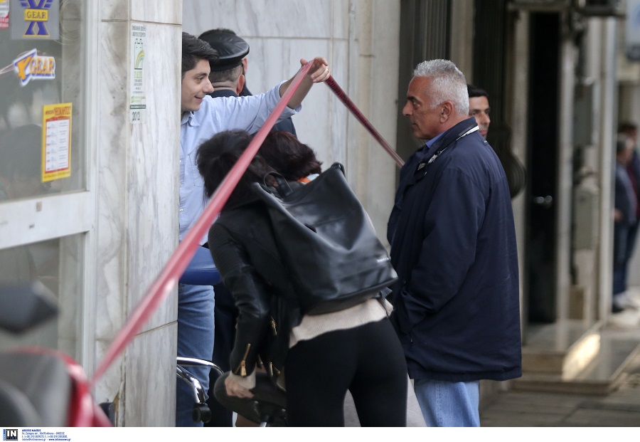 Έπεσαν πυροβολισμοί στα γραφεία της εφημερίδας «Μακελειό» – Δράστης φέρεται να είναι ο Στέφανος Χίος (Photos)