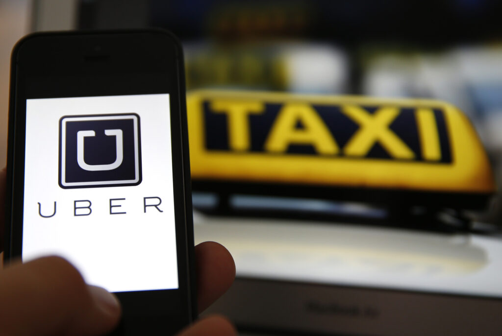 Uber: Αναστέλλει την προσφορά της υπηρεσίας UberX στην Ελλάδα