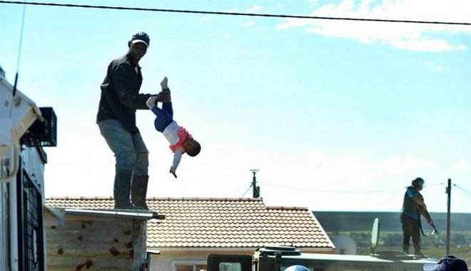 Πέταξε την έξι μηνών κόρη του από την στέγη για να μη του πάρουν το σπίτι (Photos)
