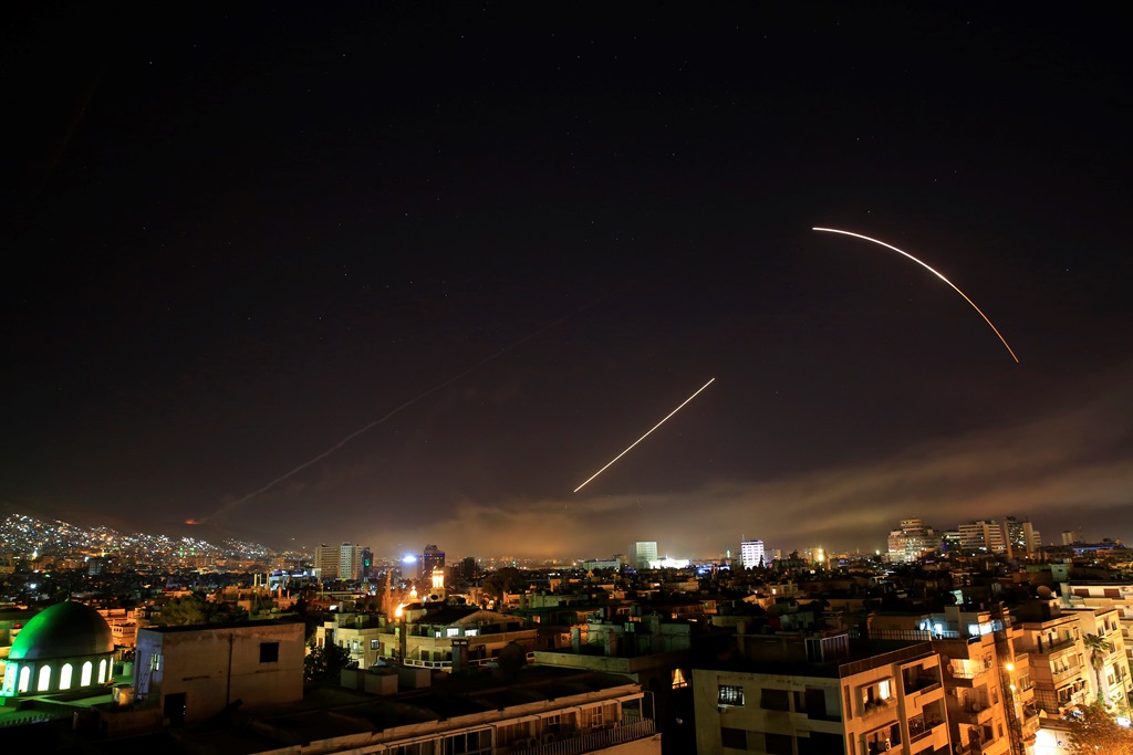 Συρία: Νυχτερινοί βομβαρδισμοί από ΗΠΑ, Βρετανία και Γαλλία (Video+Photos)