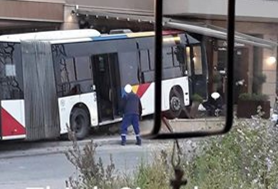 Οδηγός ΙΧ παραβίασε STOP και έπεσε σε αστικό του ΟΑΣΘ – 4 τραυματίες