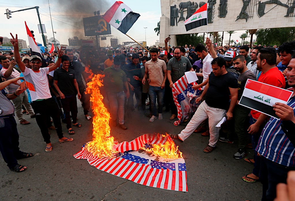 Ιράκ: Διαδηλωτές έκαψαν αμερικανικές σημαίες