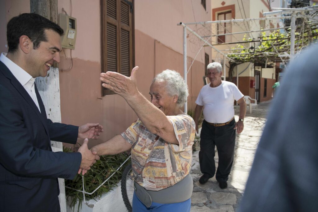 Ο Τσίπρας στο Καστελόριζο: Οι χειραψίες, τα ποιήματα και το δώρο των συγγενών της «Κυράς της Ρω»