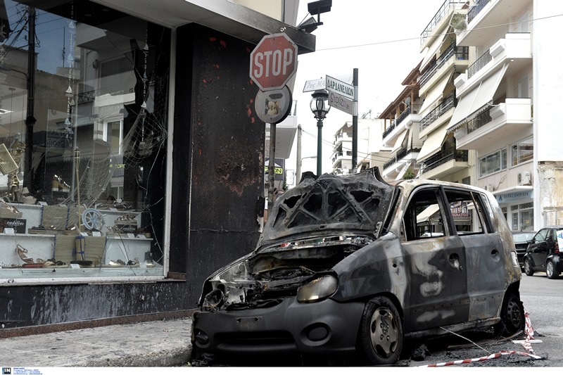 Εμπρησμοί αυτοκινήτων τα ξημερώματα σε Ηλιούπολη και Παλλήνη