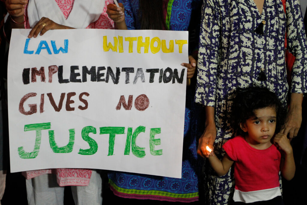 Θανατική ποινή στους βιαστές παιδιών εξετάζει η κυβέρνηση της Ινδίας