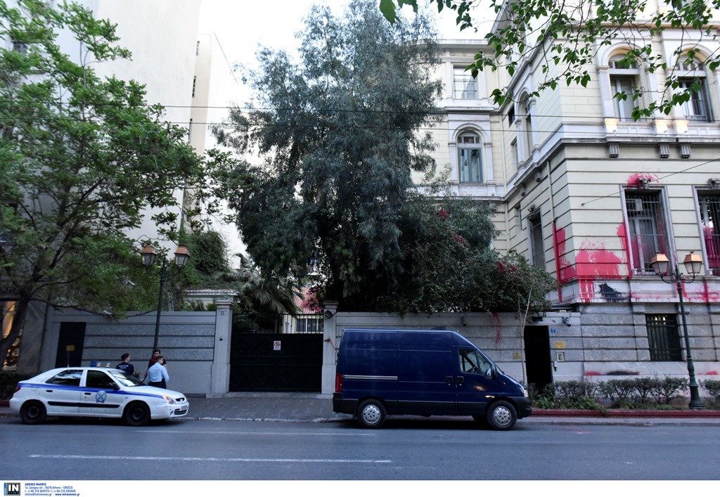 Ρουβίκωνας: Επίθεση με μπογιές σε πρεσβεία και γαλλικό προξενείο