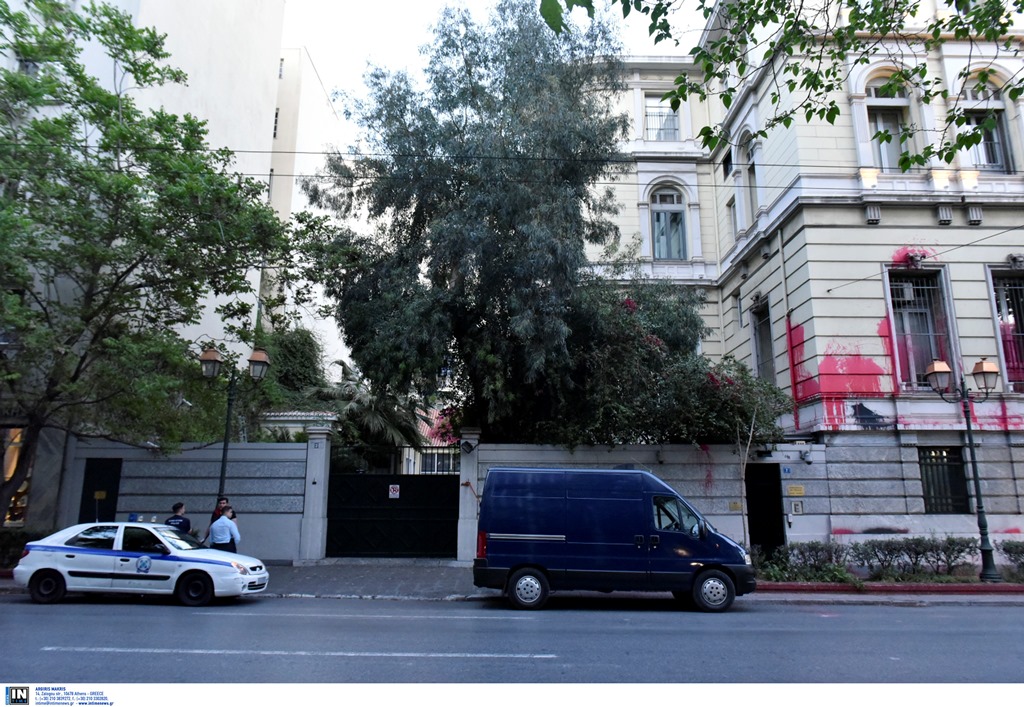 Ρουβίκωνας: Επίθεση με μπογιές σε πρεσβεία και γαλλικό προξενείο