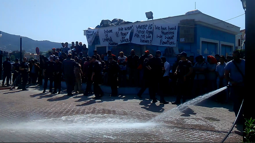 Μυτιλήνη: Απομακρύνθηκαν οι διαμαρτυρόμενοι πρόσφυγες μετά τα επεισόδια εναντίον τους από ακροδεξιούς (Video)