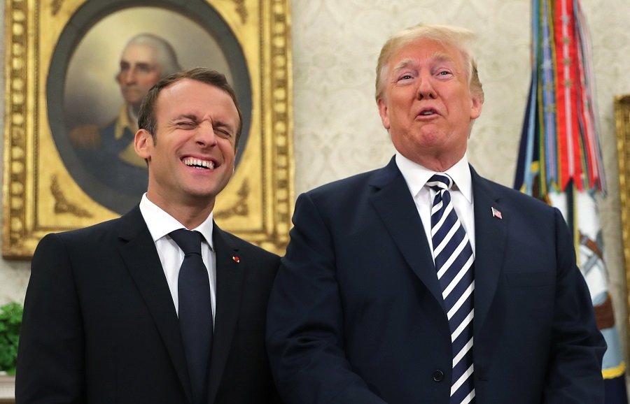 Όταν ο Τραμπ τίναξε την… πιτυρίδα από τον Μακρόν – Όλα τα… λεφτά η αμηχανία του Γάλλου προέδρου (Video)