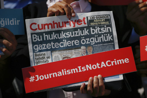 Τουρκία: Σε φυλάκιση καταδικάστηκαν 15 δημοσιογράφους της Cumhuriyet