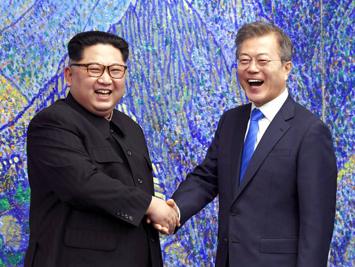 Νέα εποχή για Βόρεια και Νότια Κορέα: Έσφιξαν τα χέρια Κιμ Γιονγκ Ουν και Μουν Τζε-ιν (Photos)