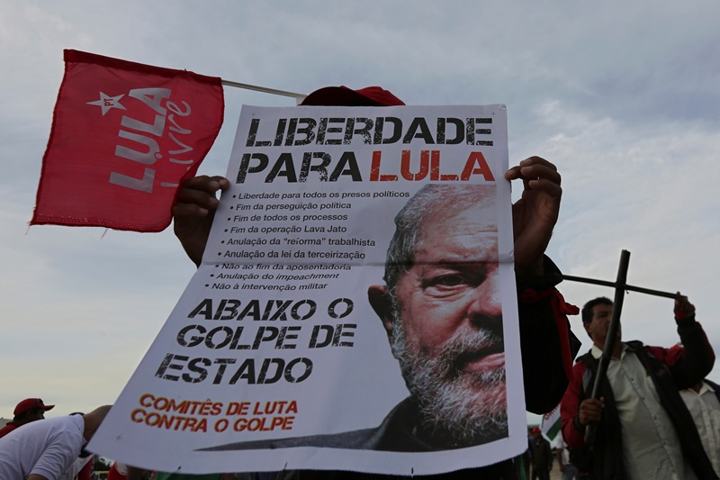 Βραζιλία: Πυρά εναντίον υποστηρικτών του φυλακισμένου πρώην προέδρου Λούλα