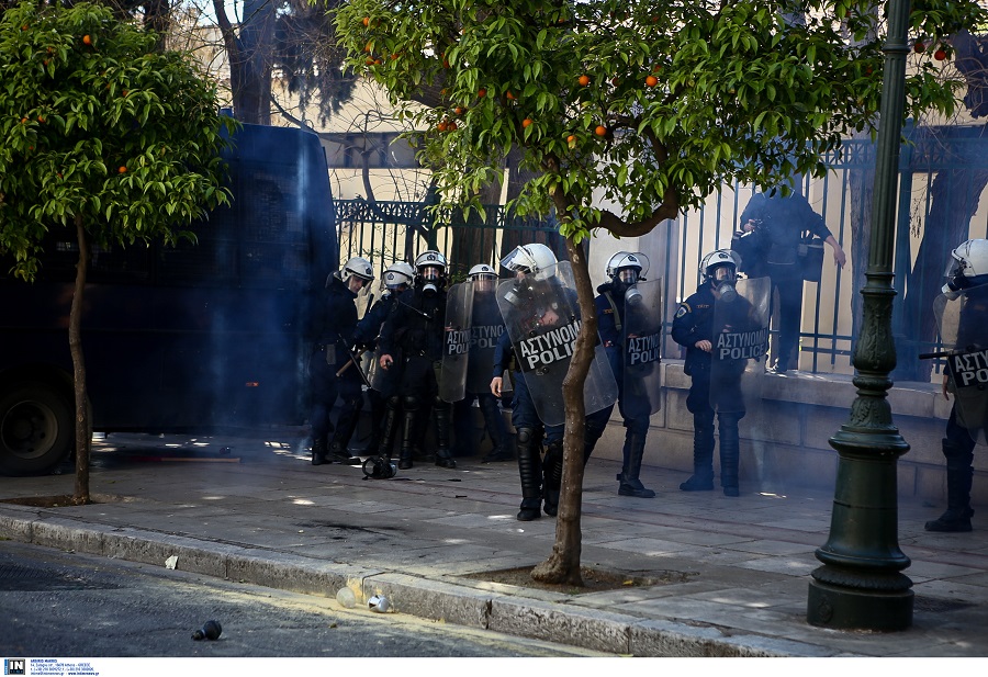 Επεισόδια στο Πολυτεχνείο – Άγνωστοι πέταξαν μολότοφ σε ΜΑΤ