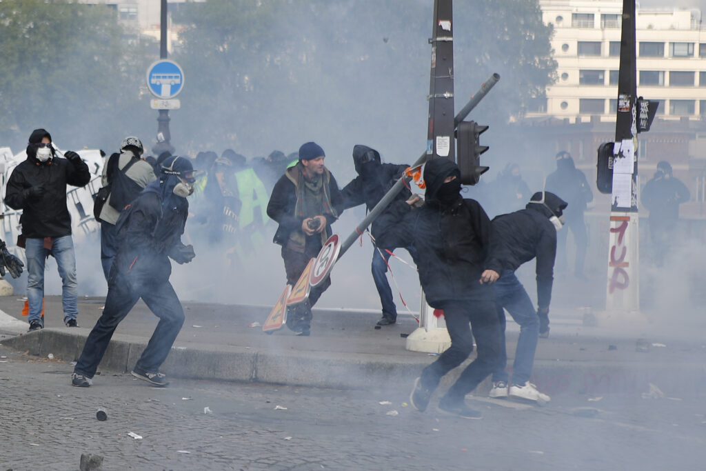 Πρωτομαγιά: Συγκρούσεις στο Παρίσι – Στην Αυστραλία ο Μακρόν (Photos + Video)