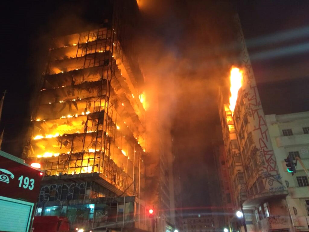 Τραγωδία στη Βραζιλία: 44 αγνοούμενοι από κατάρρευση φλεγόμενου κτιρίου (Photos + Video)
