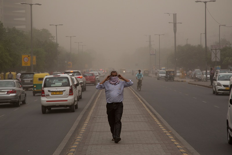 Φονική αμμοθύελλα στην Ινδία – Σκότωσε τουλάχιστον 98 άτομα (Video)